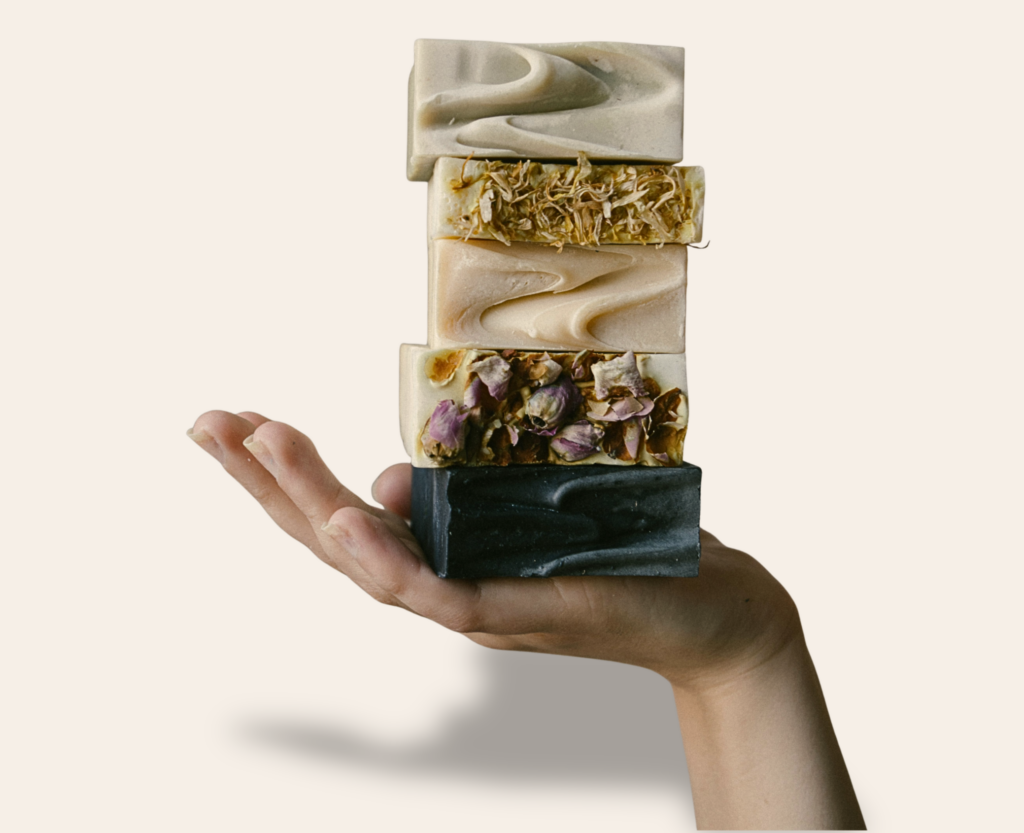 Main présentant des savons artisanaux naturels fabriqués à froid